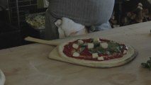 Cuisiner une vraie pizza Margherita - Et ça donne très faim!