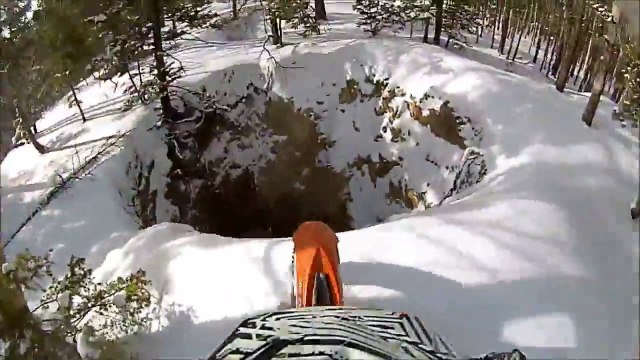 Un biker très chanceux évite de peu une chute mortelle!