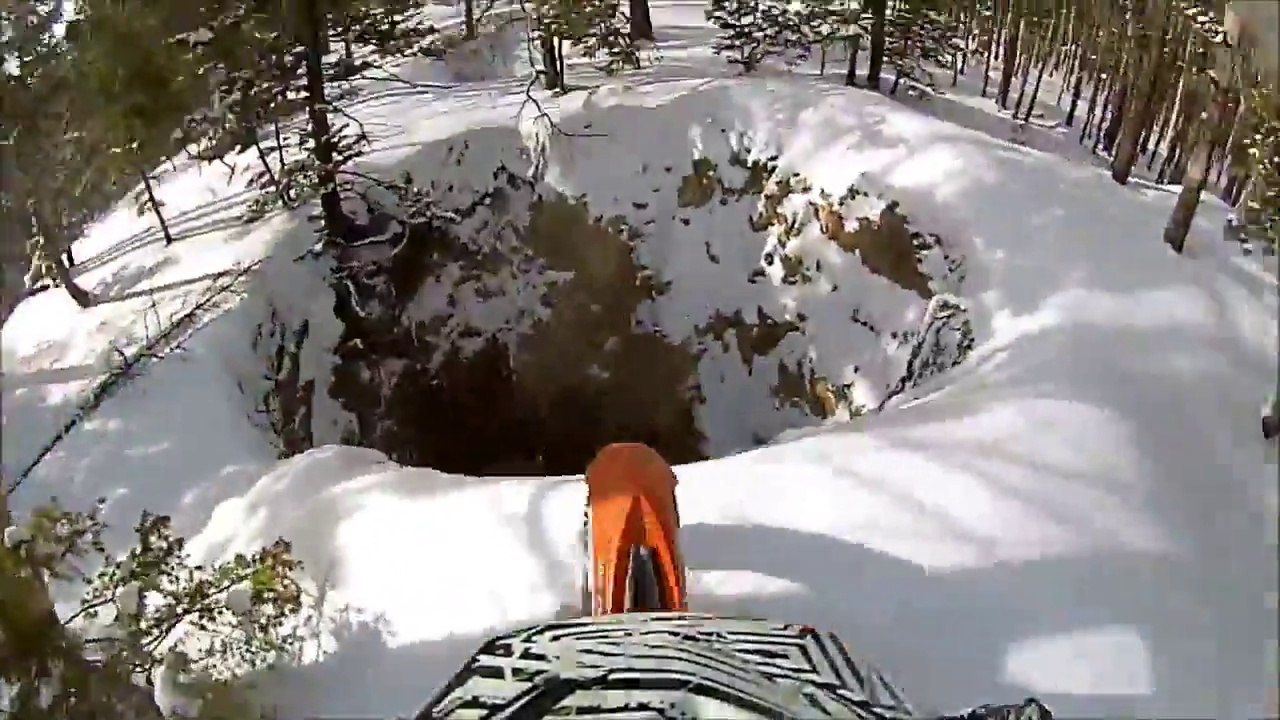 Un biker très chanceux évite de peu une chute mortelle!