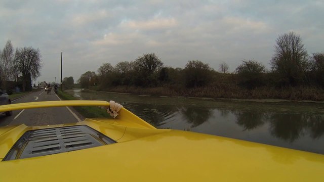 Un wakeboarder tiré par une Ferrari F50