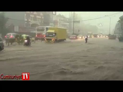 Muson yağmurları sele neden oldu