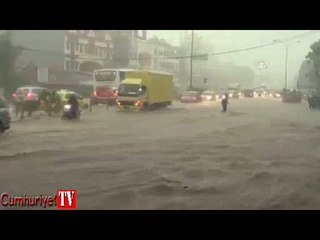 Muson yağmurları sele neden oldu