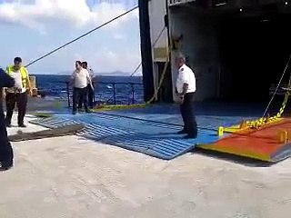 Como se carregam carros num ferry na Grécia!