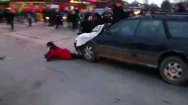 Ferguson : Une voiture écrase les manifestants