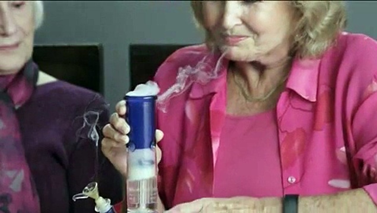 Des mamies testent la marijuana pour la première fois !