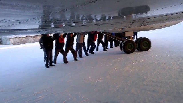Des passagers poussent leur avion bloqué par le gel en Sibérie