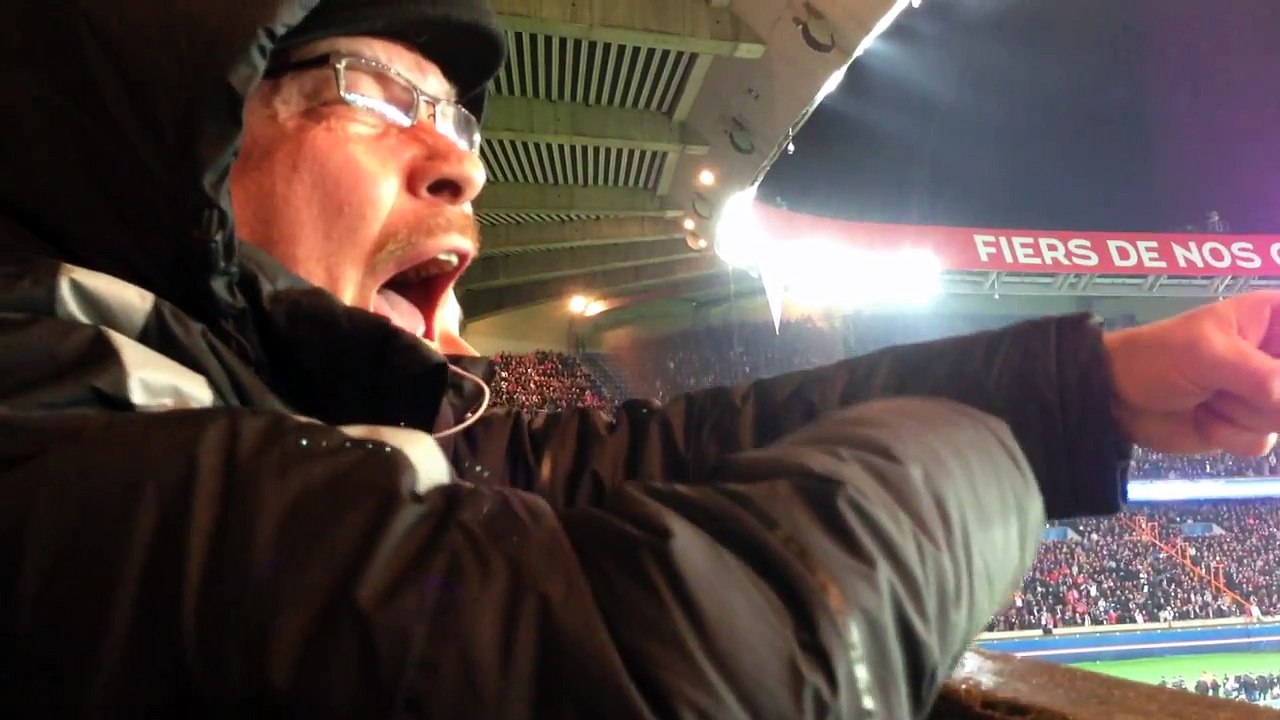 Supporter du PSG filme son voisin fou