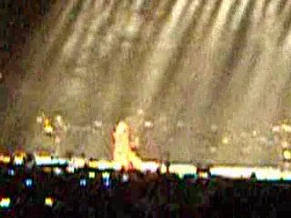 SHAKIRA "NO" (1) PARIS 16/02/07
