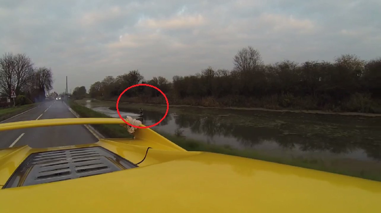 Ferrari F50 le tracte en wakeboard sur le canal à 135km/h !