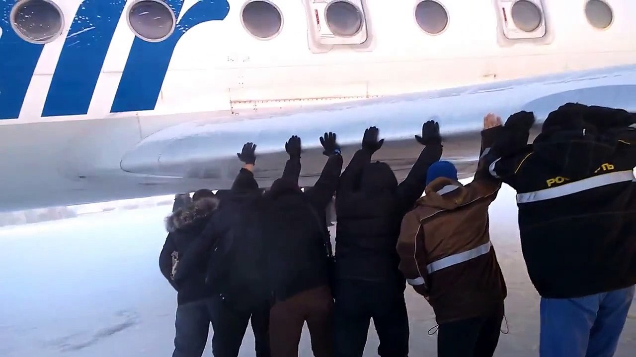 В России пассажирам пришлось толкать Ту-134