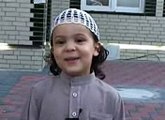 طفل ايطالي يقرأ القرآن