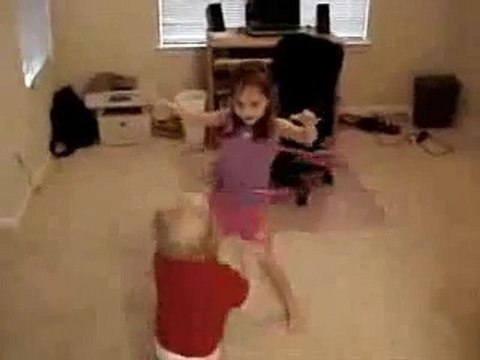 Bébé fait du Hula Hoop