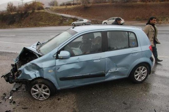 Otomobiller kafa kafaya çarpıştı, 12 yaşındaki çocuk öldü