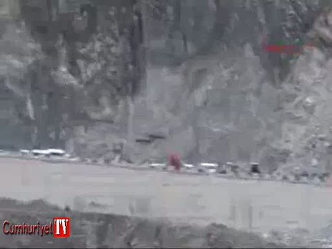 Kayalar düştü, karayolu 5 saat kapalı kaldı
