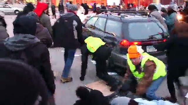 Ferguson - Une voiture écrase des manifestants