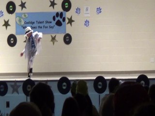 Toddler performs Michael Jackson dance at talent show