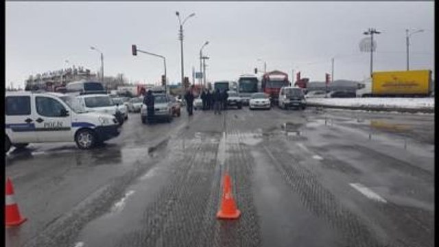 Yolun Açılmasını Bekleyen Vatandaşlar Kardan Adam Yaptı