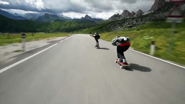 Une course folle entre des cyclistes et des skaters dans les Alpes