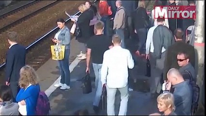 Mulher viaja quase 5 km com cabeça presa na porta do metro!