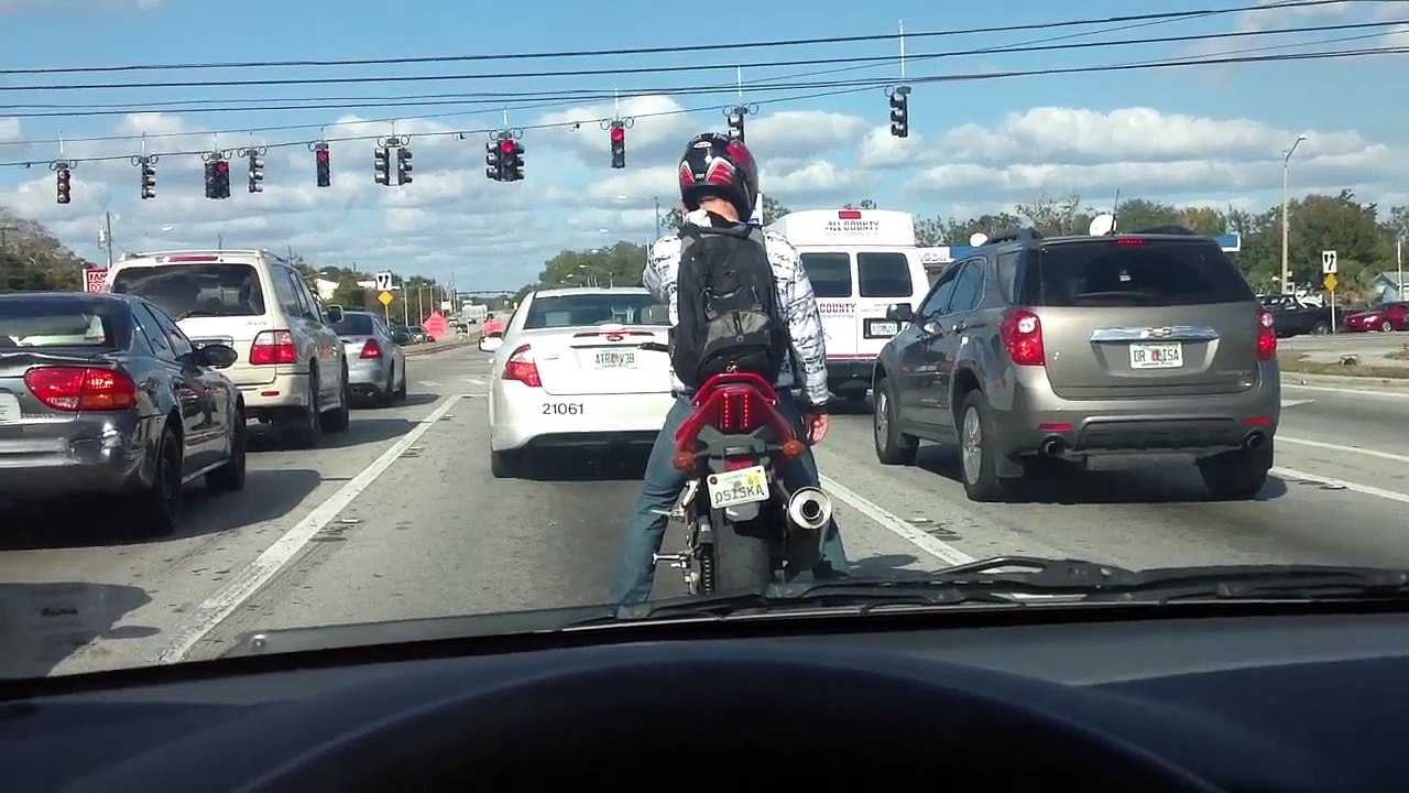 Motociclista dá show no sinal vermelho!