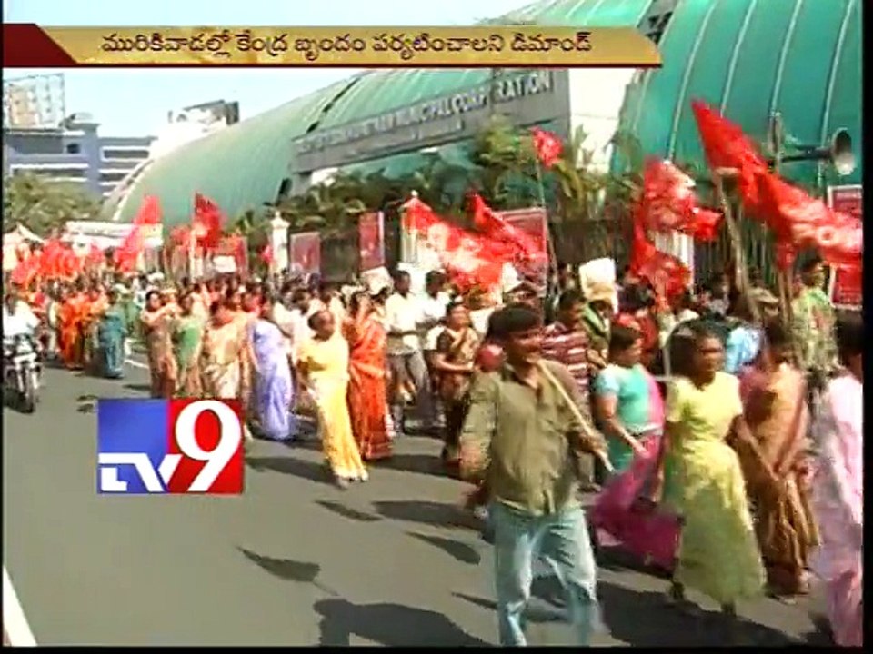 Vizag slumdwellers demand Hud Hud relief, gherao GVMC