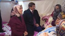 Davutoğlu, Suriyeli Kürtler'in Kaldığı Kampı Ziyaret Etti (2)