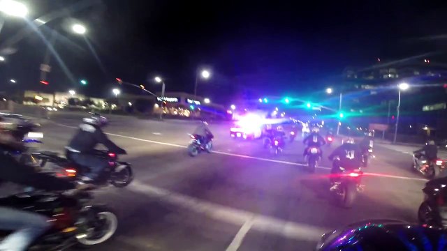 Un groupe de motards pris en chasse par un hélicoptère et des voitures de police (États-Unis)