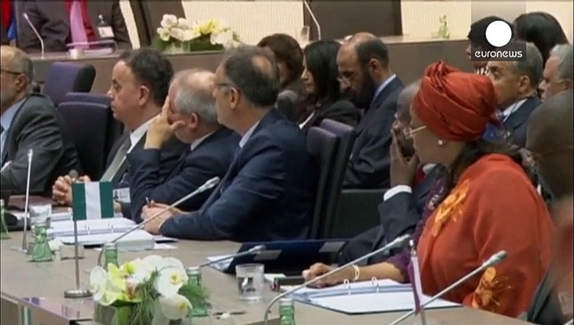 Petróleo recua na véspera da reunião da OPEP