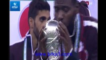 لاعب منتخب قطر يعبر عن فرحته بالفوز في بطلة كأس الخليج 2014 بالرقص على منصة التتويج