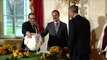 Obama indulta dos pavos por Acción de Gracias