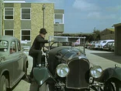 Chapeau melon et bottes de cuir 632