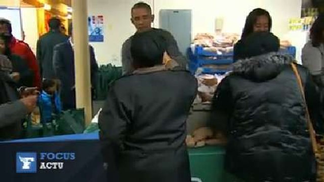 Pour Thanksgiving, Obama distribue de la nourriture aux plus démunis