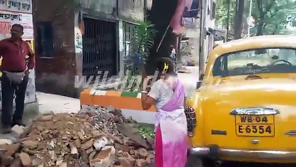kolkata municipal corporation done the great job to cleaning the road with the help of women lady