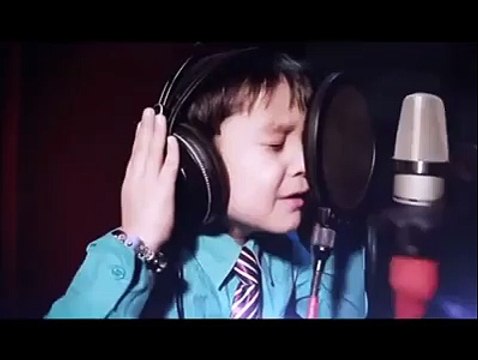Ce petit garçon chante I will always love you de Whitney Houston... à sa manière