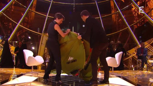 Arthur et Alessandra Sublet tentent de battre le record du monde de pliage de tente Quechua