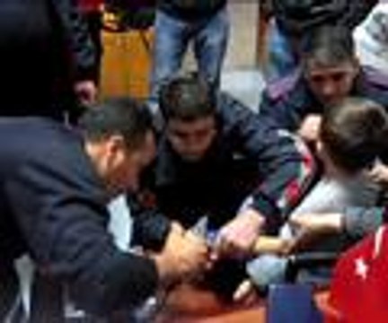 Parmağı musluk rozetine sıkıştı