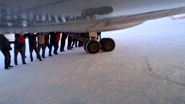 Quand des passagers doivent pousser leur avions bloqué dans la glace : vive la russie!