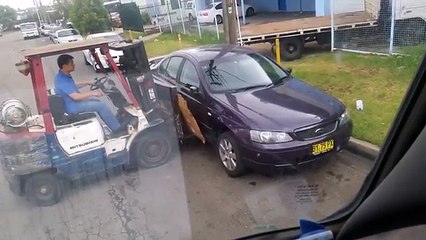 Move a car with a forklift truck... Crazy!