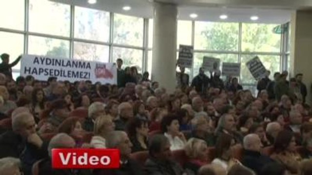 Türbanlı Öğrencileri Derse Almayan Profesörden Cezaevine Girmeden Önce Son Ders