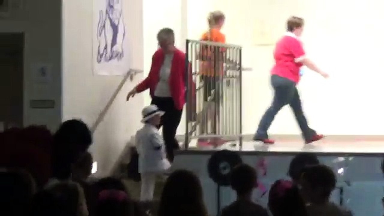 menino dançando Michael Jackson