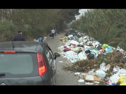 Giugliano (NA) - Polizia sequestra discarica abusiva in Via Ripuaria (26.11.14)