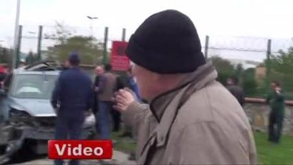 Araçta Sıkışan Yaralıyı 'Kazma' ile Kurtarma Çabası