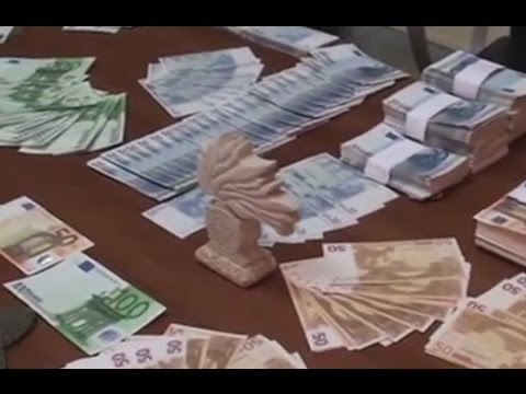 Napoli - Soldi e bolli falsi, 56 arresti. Sgominato il ''Napoli Group'' -2- (26.11.14)