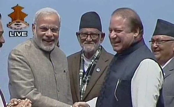 Dunya News - Nawaz, Modi shake hands to big applause at SAARC