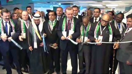 Filistin atkısı takıp, sergi açılışı yaptı