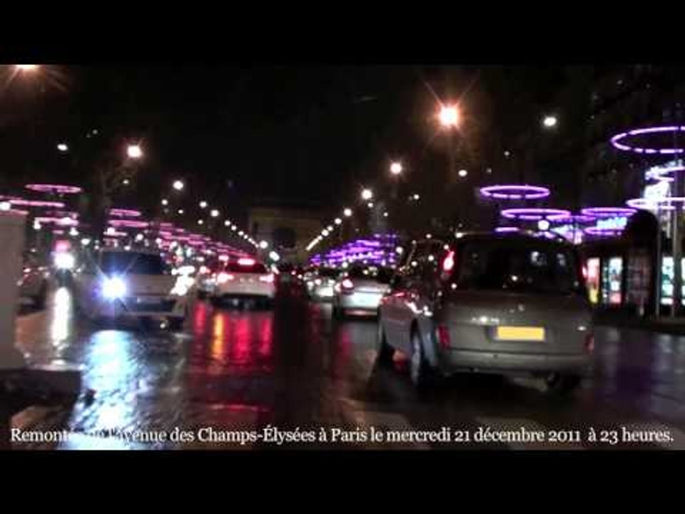 Remontée des Champs Elysées, Paris (Noël 2011)