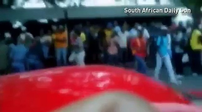 La mort de Mido Macia, attaché à une voiture de police en Afrique du Sud