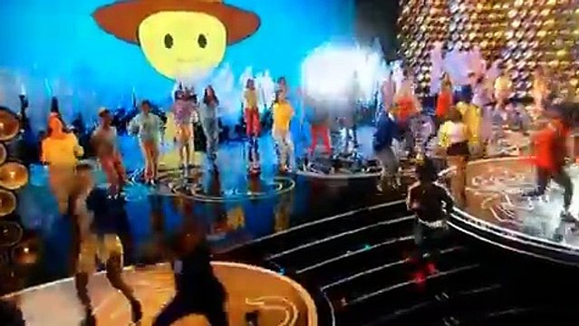 Pharrell Williams interprète Happy lors des Oscars