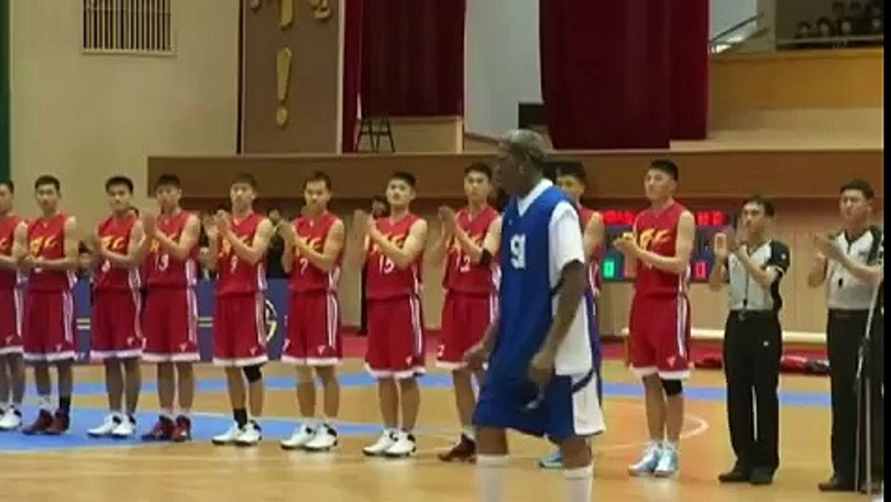 Le basketteur Dennis Rodman chante "Happy Birthday" à Kim Jong-un