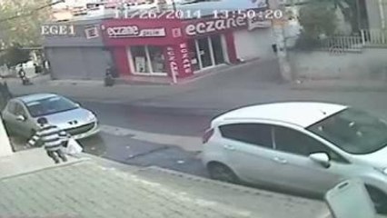 Otomobilin Anne ve Bebeğine Çarpma Anı Kamerada